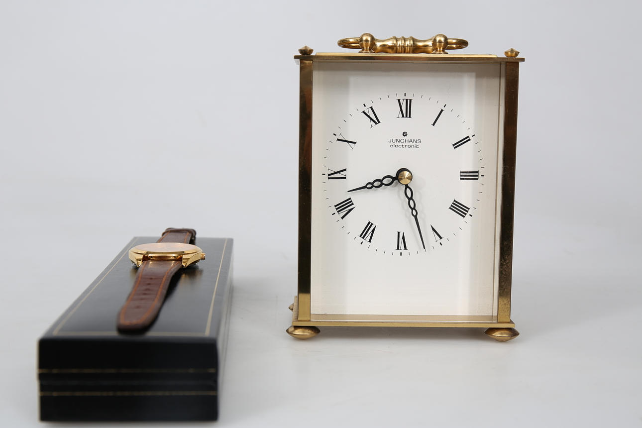 BORDSUR OCH ARMBANDSUR, 2 stycken, bland annat Junghans.