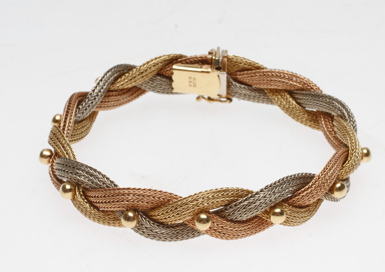 ARMBAND FLÄTAT TREFÄRGAT 18k guld, vikt ca 24,7 gr.