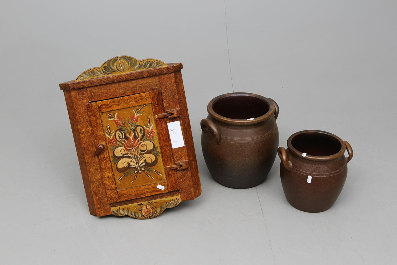 HÄNGSKÅP SAMT KRUS, 3 delar, 1900 tal.