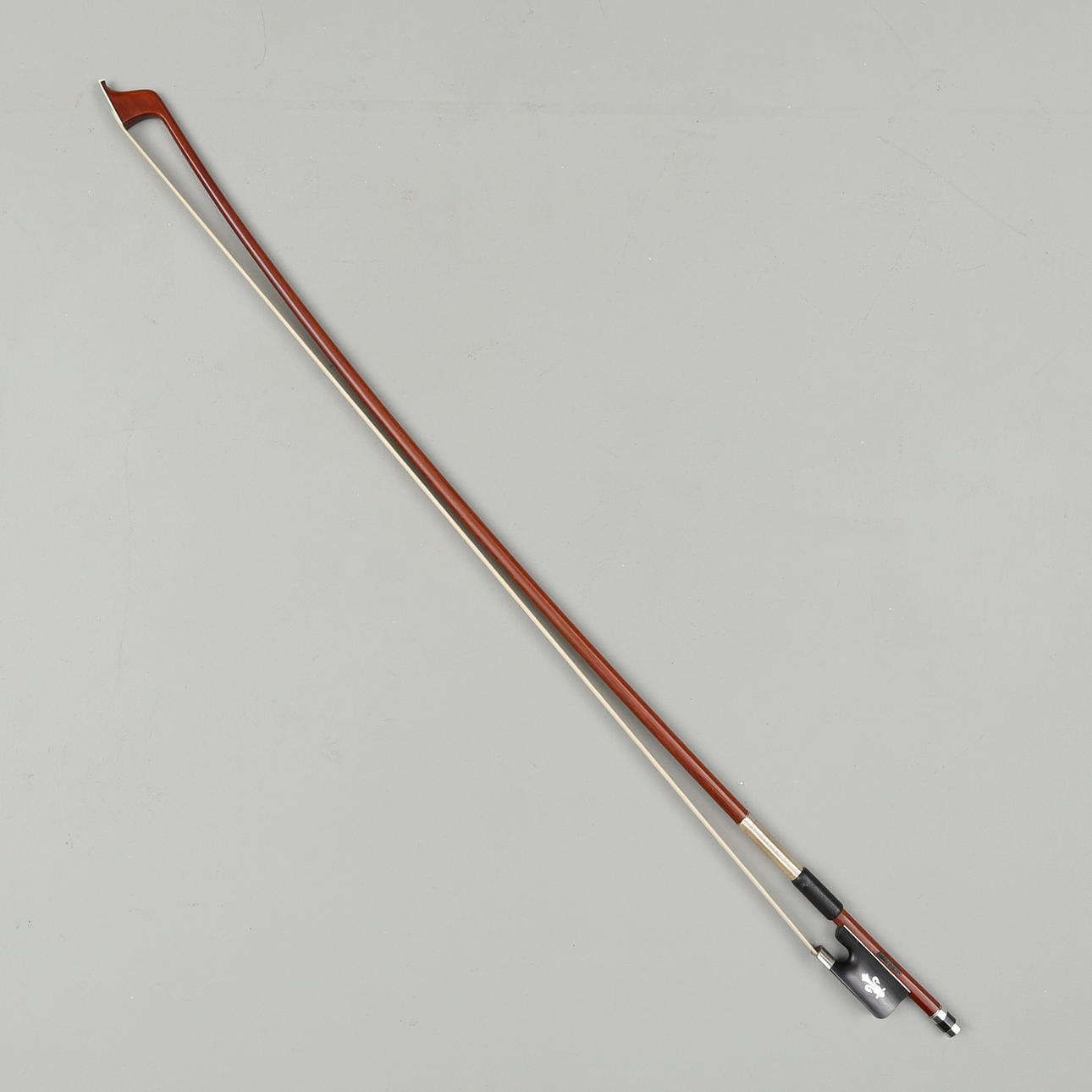 CELLOSTRÅKE i pernambucco, märkt Alexander.