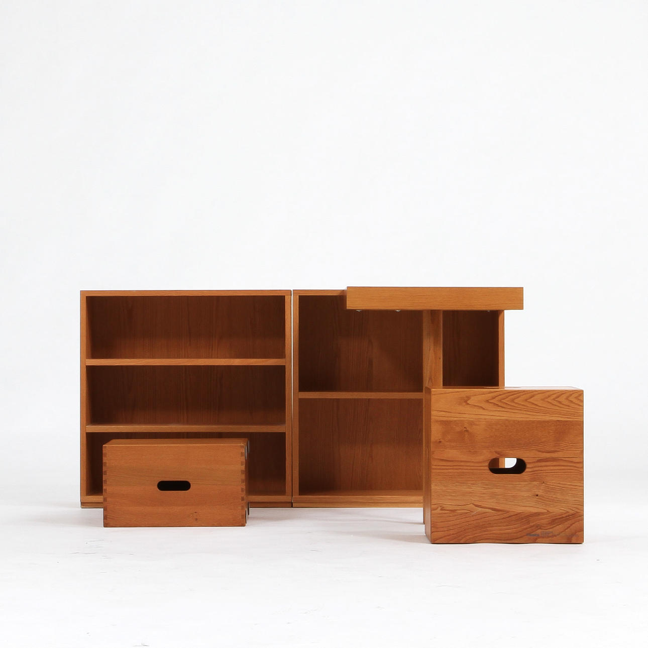 LE CORBUSIER. Skrivbord "LC16" samt pallar "LC14", 2 st, Cassina.