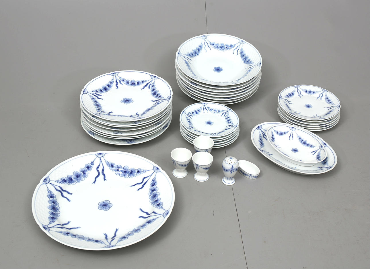 MATSERVISDELAR, porslin, "Empire", 37 delar, Bing & Gröndahl.