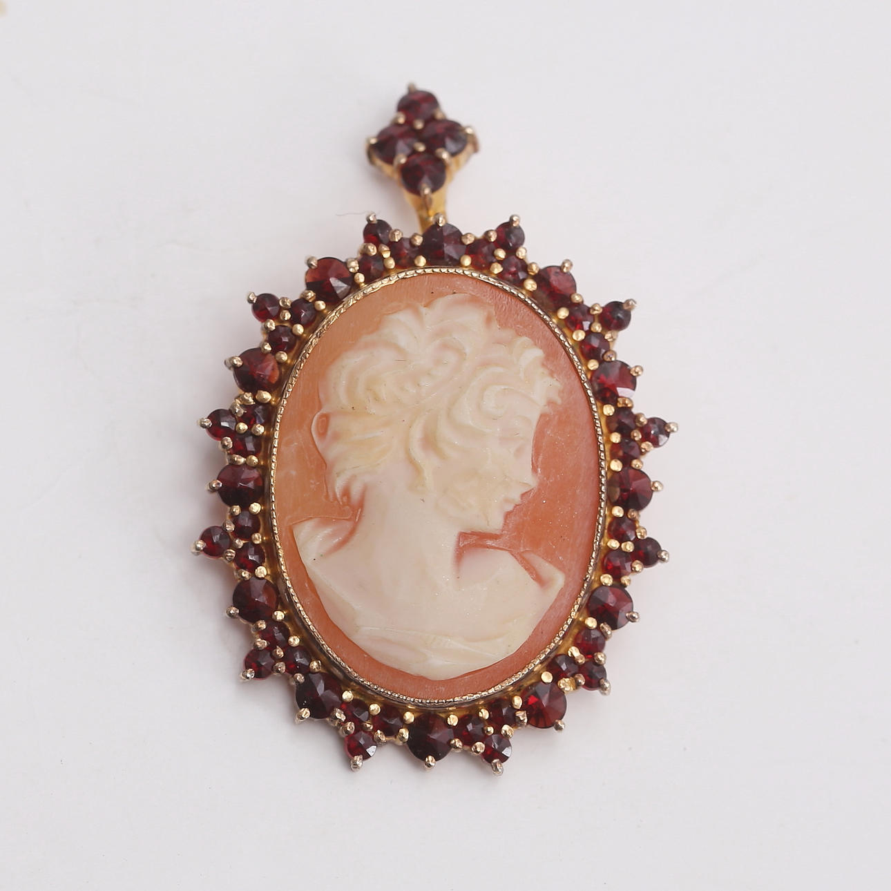 PENDANT, Cameo, garnets/ yellow metal.