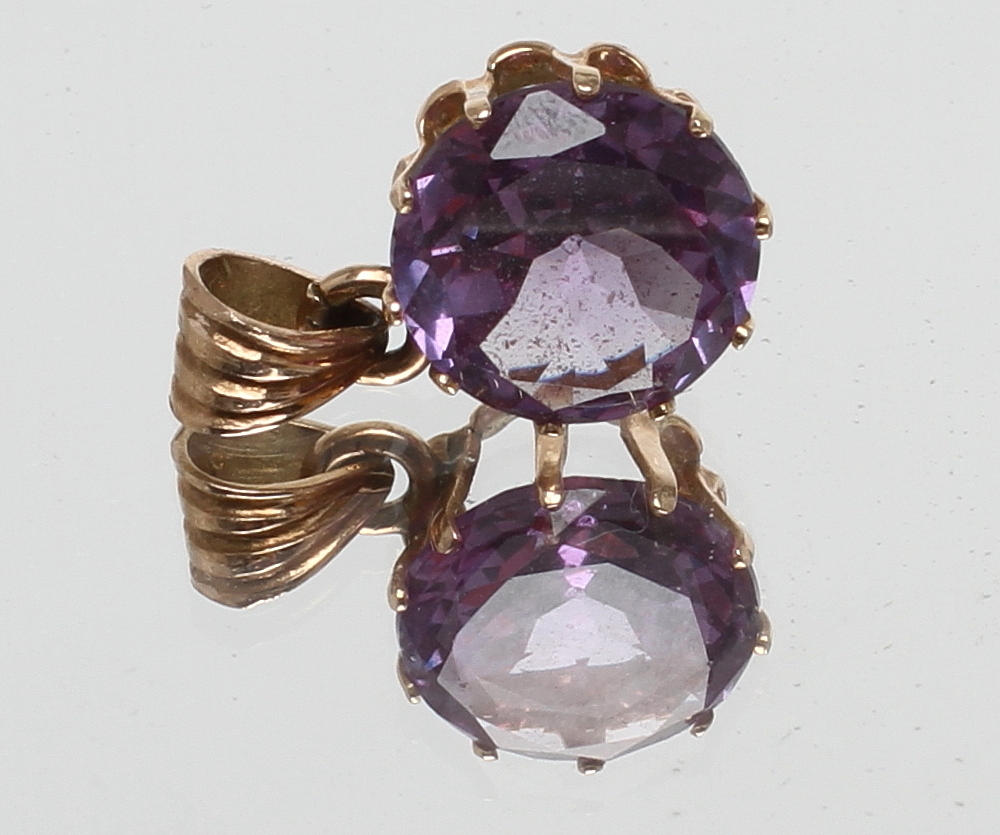 HÄNGE, 14k guld med lila sten. Vikt 2,1 gram.