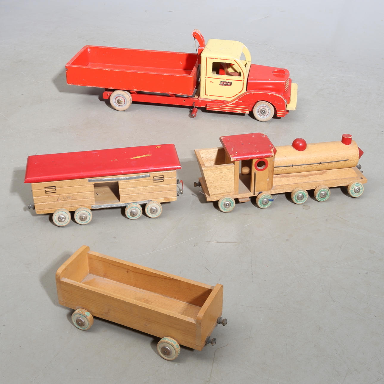 LASTBIL, etikettmärkt Brio samt TÅG omärkt, trä, 1900-tal.