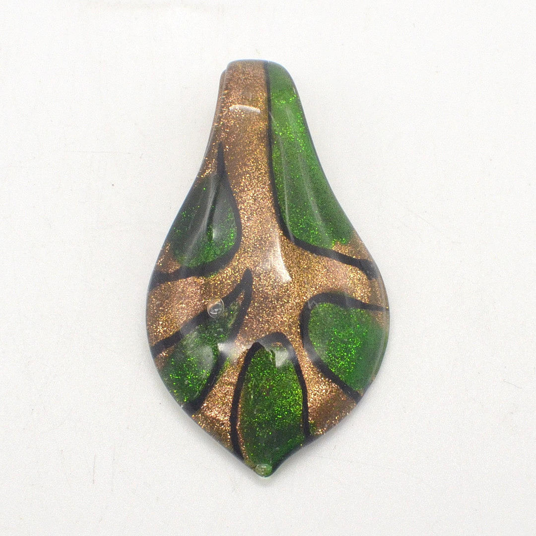 DESIGNER-HALSSMYCKEHÄNGE I MURANOGLAS, LÖVFORM, GRÖNT OCH GULD MED GLITTER, ITALIEN, OMKRING 1950