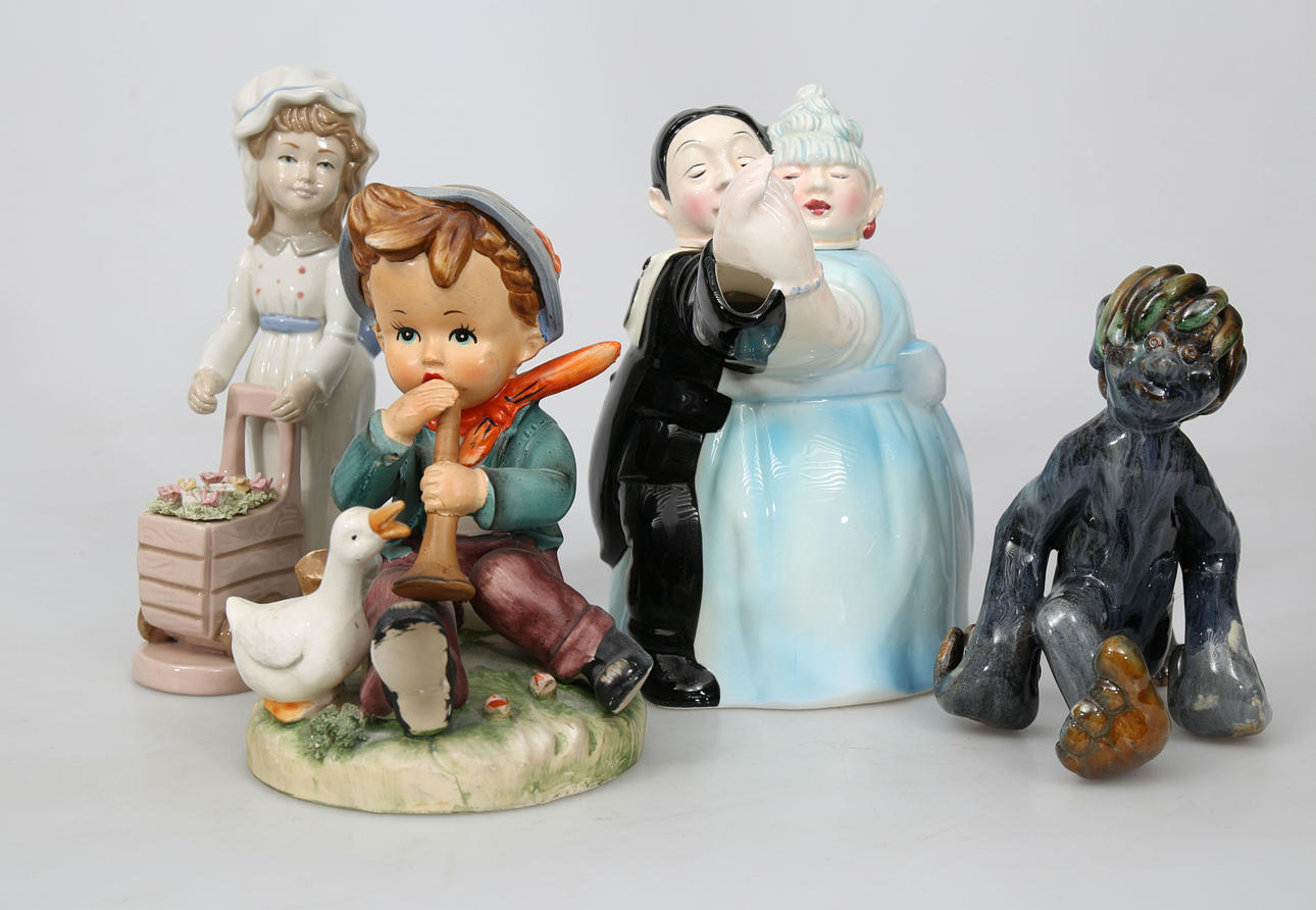 FIGURINER, porslin och stengods, 4 stycken, 1900-talets andra hälft.