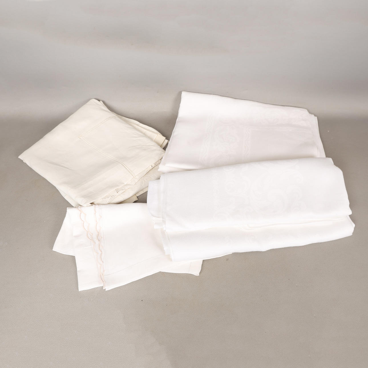 A COLLECTION OF TEXTILES (QTY).