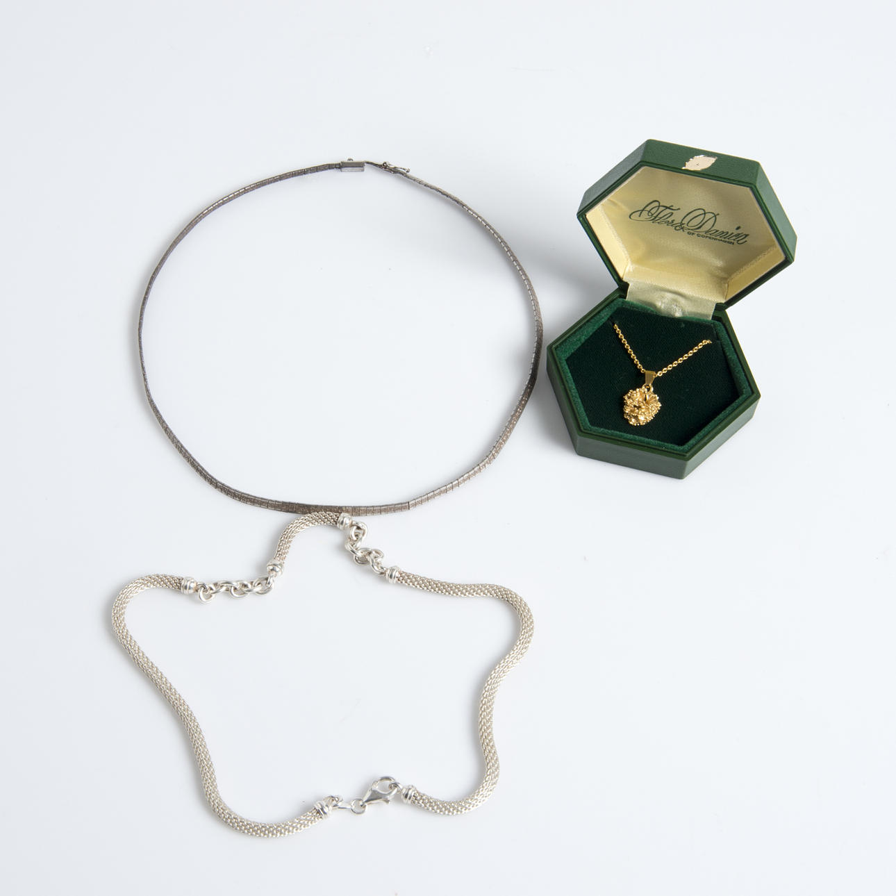 HALSBAND, 3 stycken, silver/gulddoublé, bl. a. Flora Danica.