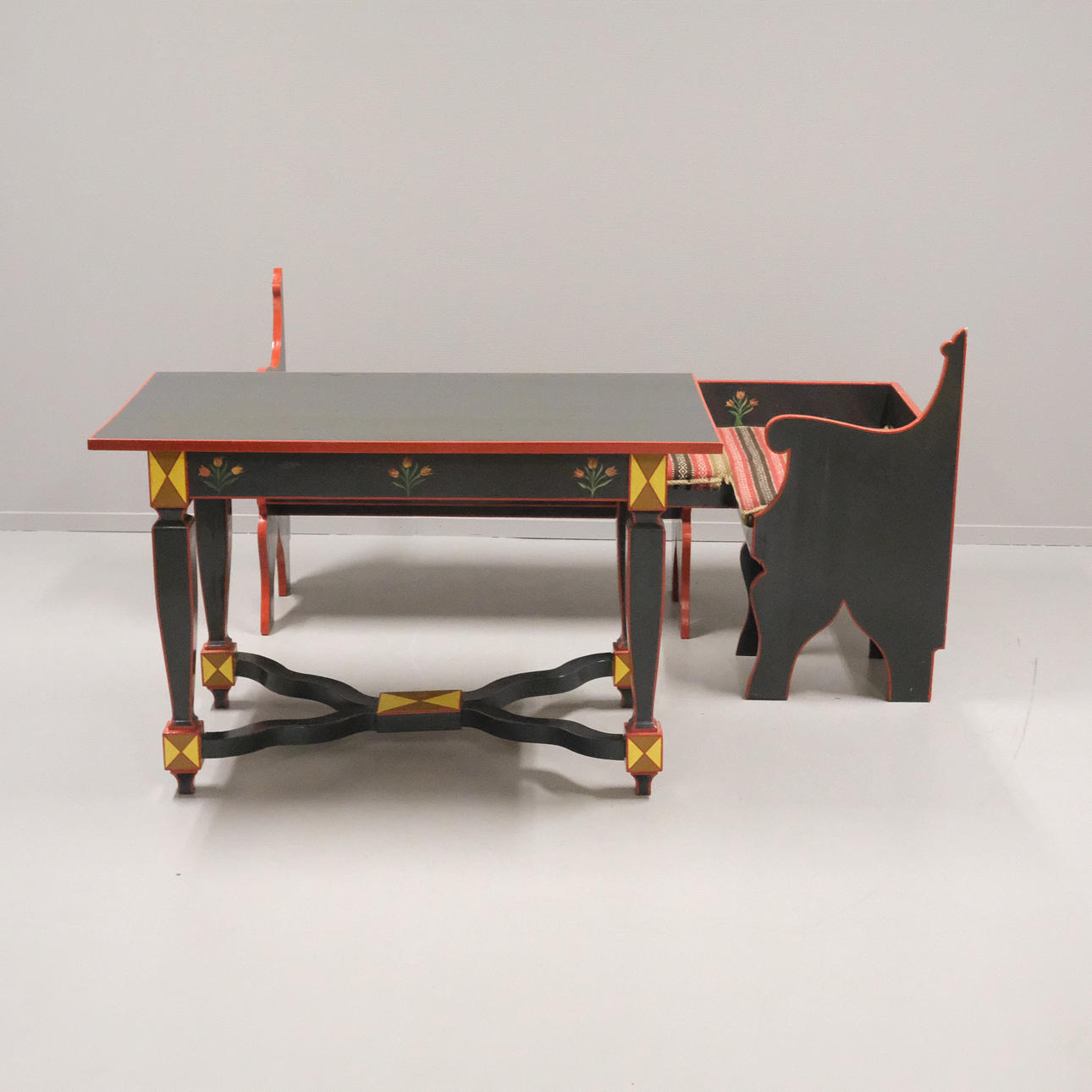 CORNER SOFA AND TABLE, PROVINCIAL STYLE, 20TH CENTURY.