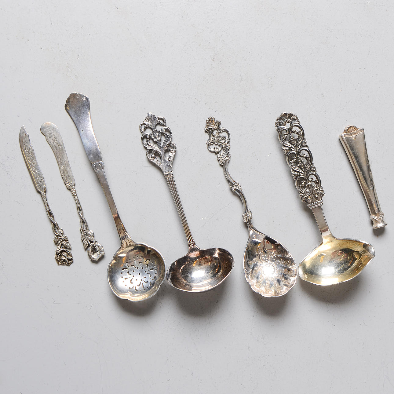 SILVER ITEMS, 7 pieces, 255 grams.