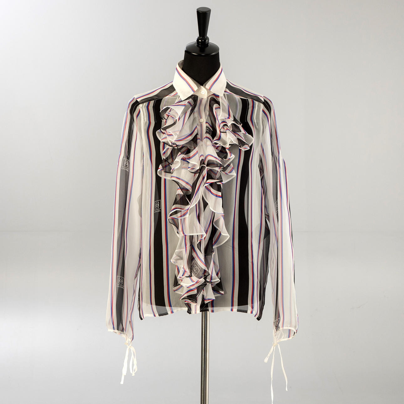 CHANEL. Silk blouse, FR 40.