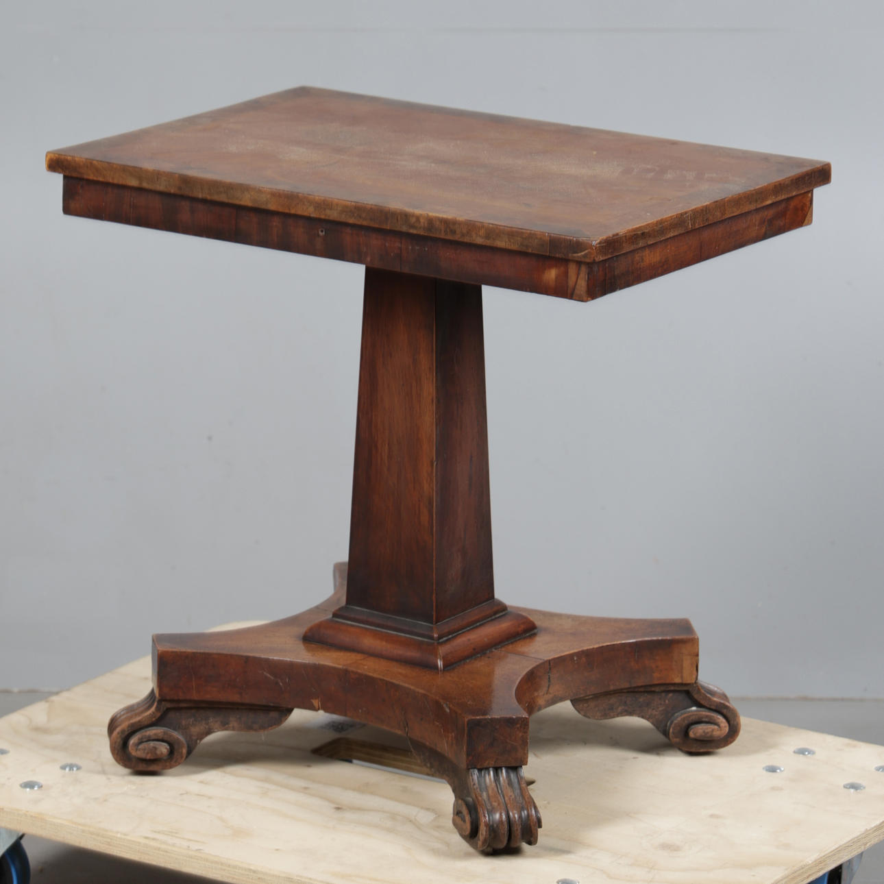 A WILLIAM IV MAHOGANY TABLE.