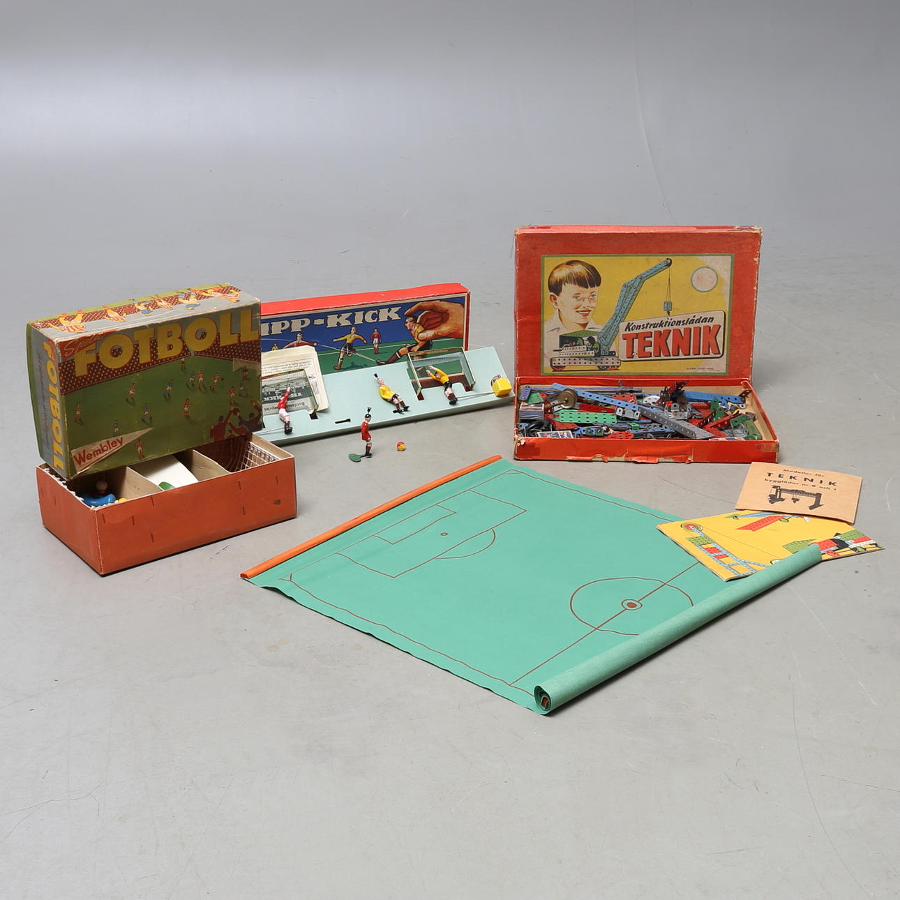 FOTBOLLSSPEL två stycken. TIPP-KICK och Wembley i originalkartonger.