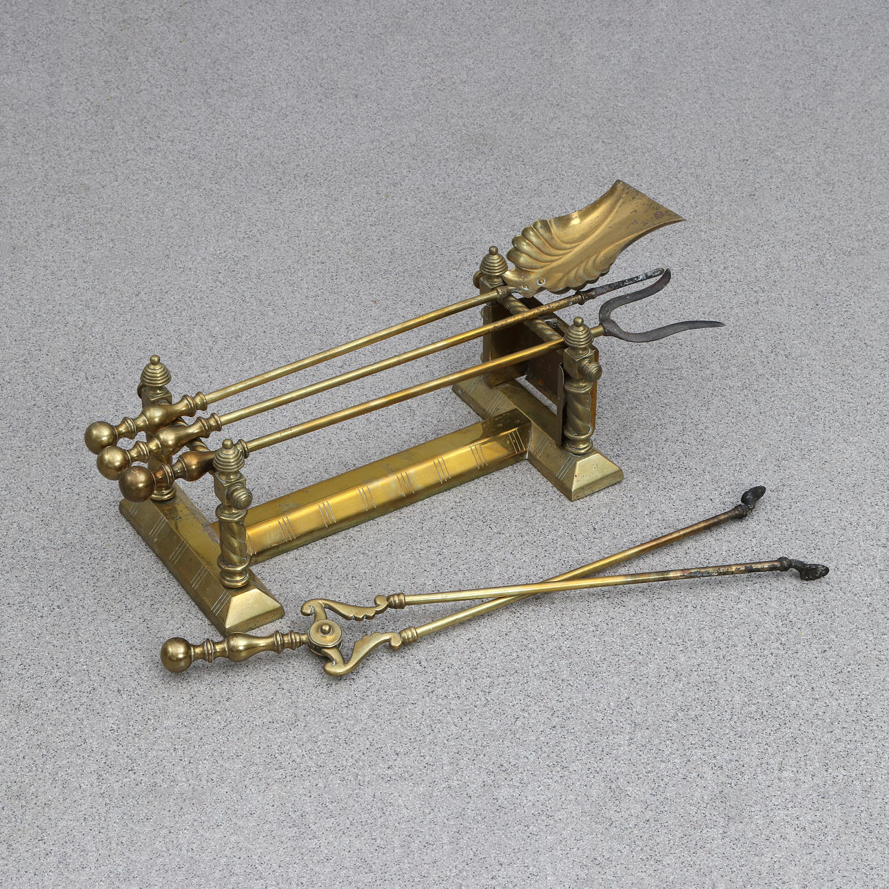 FIREPLACE SET WITH ACCESSORIES. Brass, 19th/20th century.