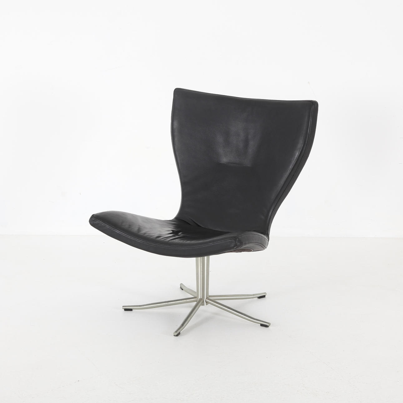 SWIVEL ARMCHAIR, black leather, Conform.