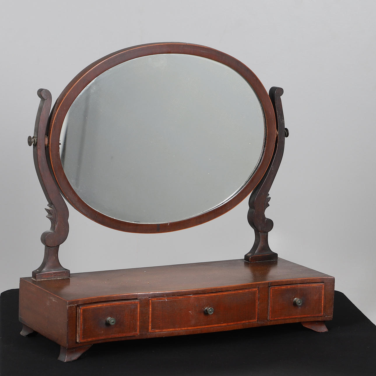 A MAHOGANY DRESSING TABLE MIRROR.