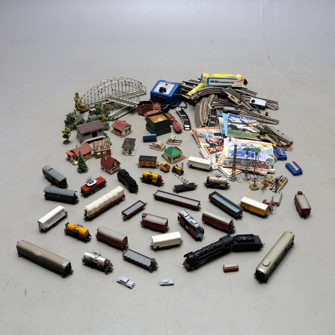 MÄRKLIN lok G 800, TM 800 och 3001, cirka 20 godsvagnar, broar, räls, växlar, hus, kataloger med mera.