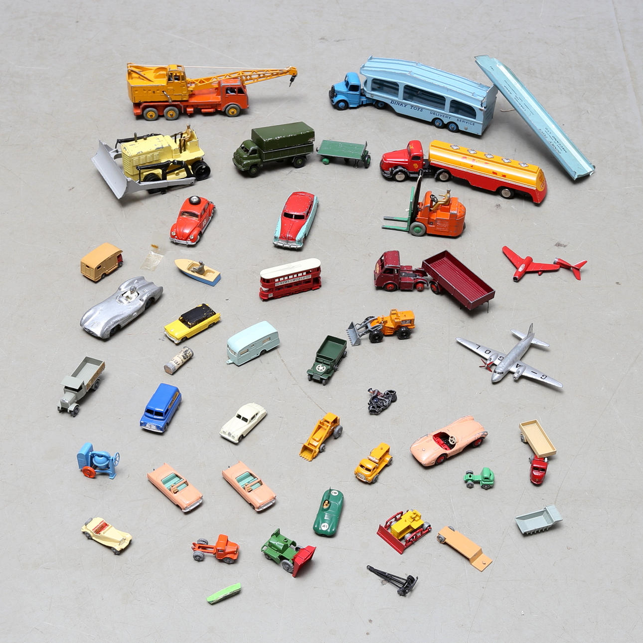 DINKY TOYS TEKNO LESNEY cirka 35 delar.