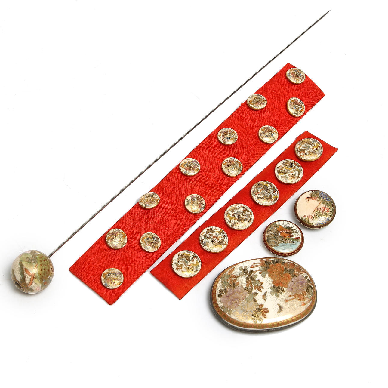 KNAPPAR, SPÄNNE och HÅRNÅL, porslin och metall, Japan, 1900-talets första hälft.