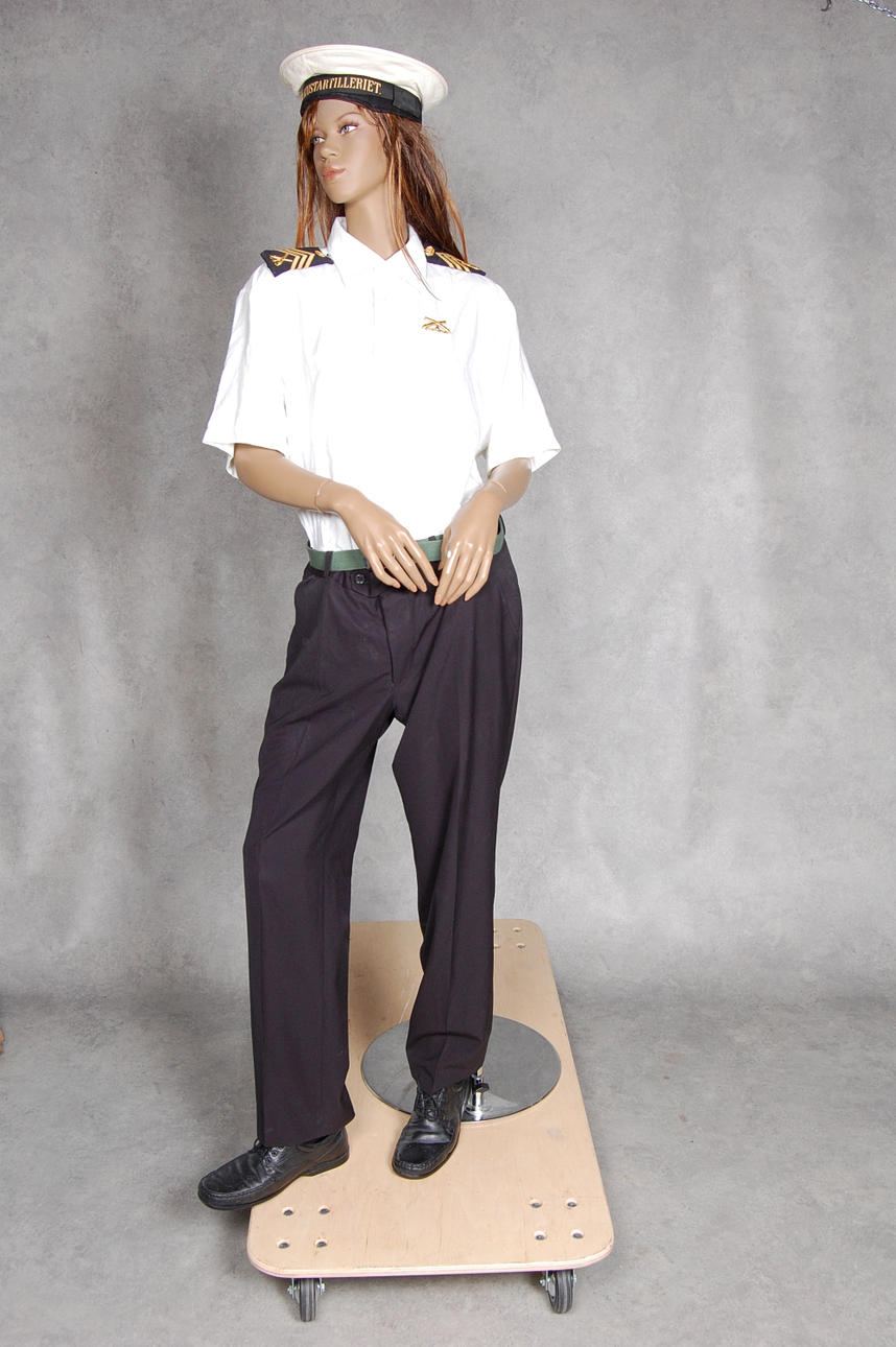 SKYLTDOCKA, klädd i Kungliga Kustartilleriets uniform.