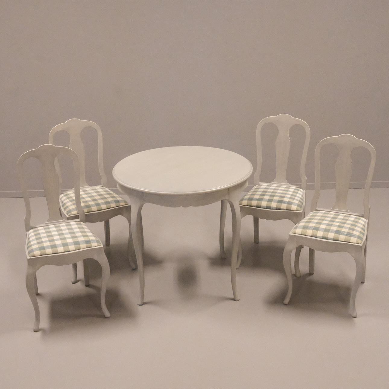 FOUR CHAIRS AND TABLE. RUSTIC ROCOCO STYLE. 20TH CENTURY.