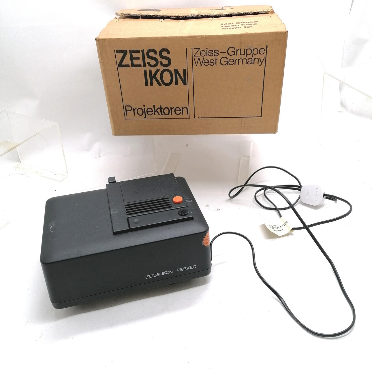 ZEISS IKON PERKEO COMPACT AUTOFOCUS SLIDE PROJECTOR.