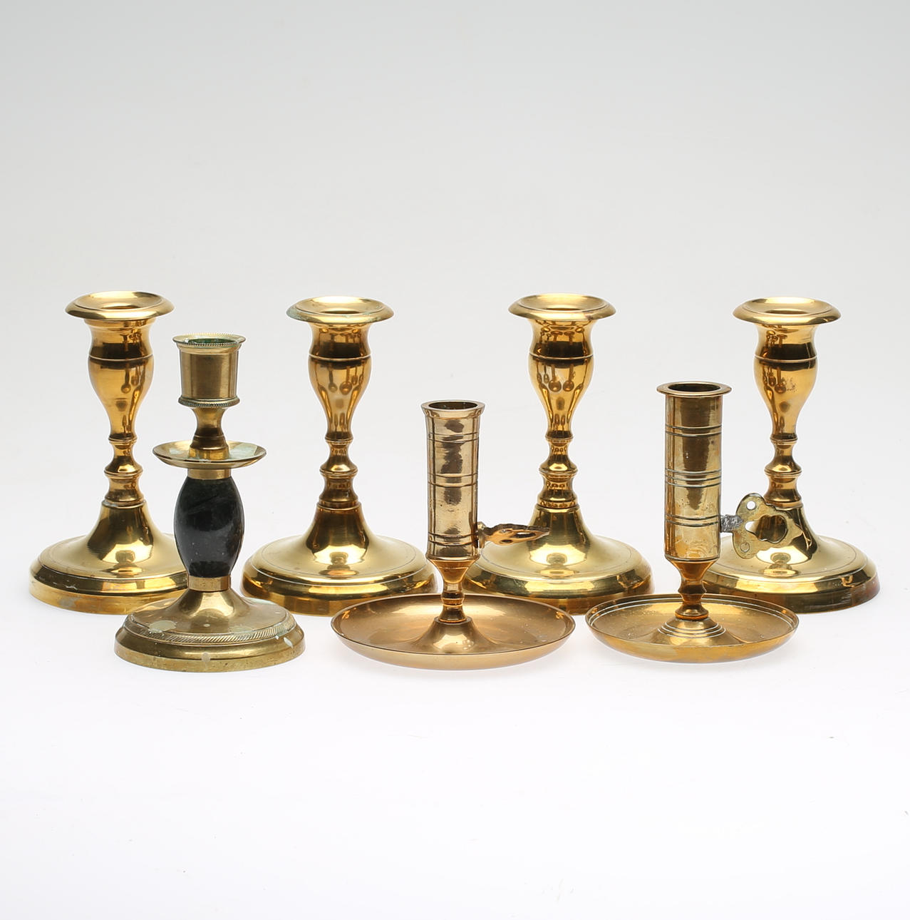 LJUSSTAKAR, 7 st, mässing, 1900-tal.