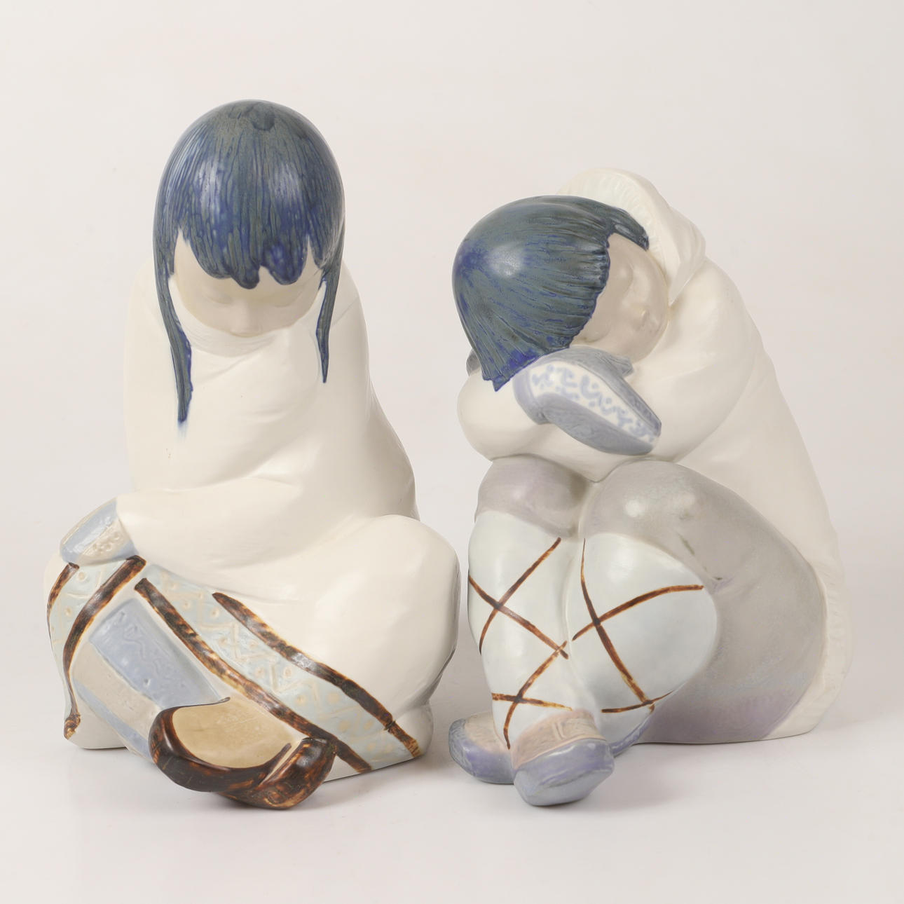 JUAN HUERTA. Figuriner, 2 stycken, eskimåbarn, glaserat stengods, Lladro, Spanien.