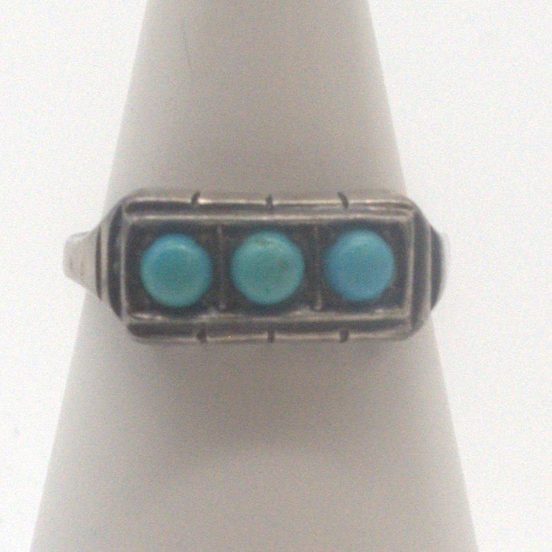 ART DÉCO DESIGNERRING 835 SILVER, MED TRE TURKOSCABOCHONER CA. 1930