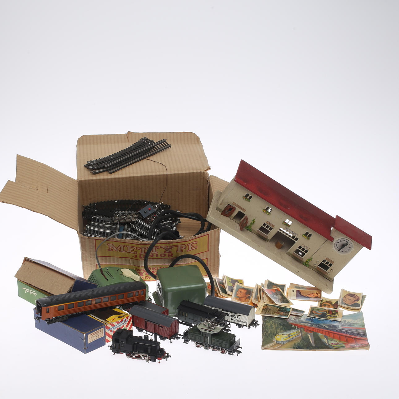 FLEISCHMANN växellok 1330, ånglok 1315, 5 vagnar, räls med mera. Delvis originalkartonger.