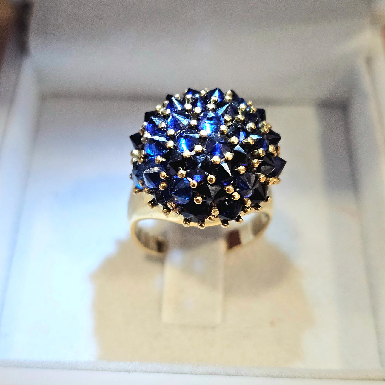 Sapphire ring with 18k yellow gold setting. No. 12.