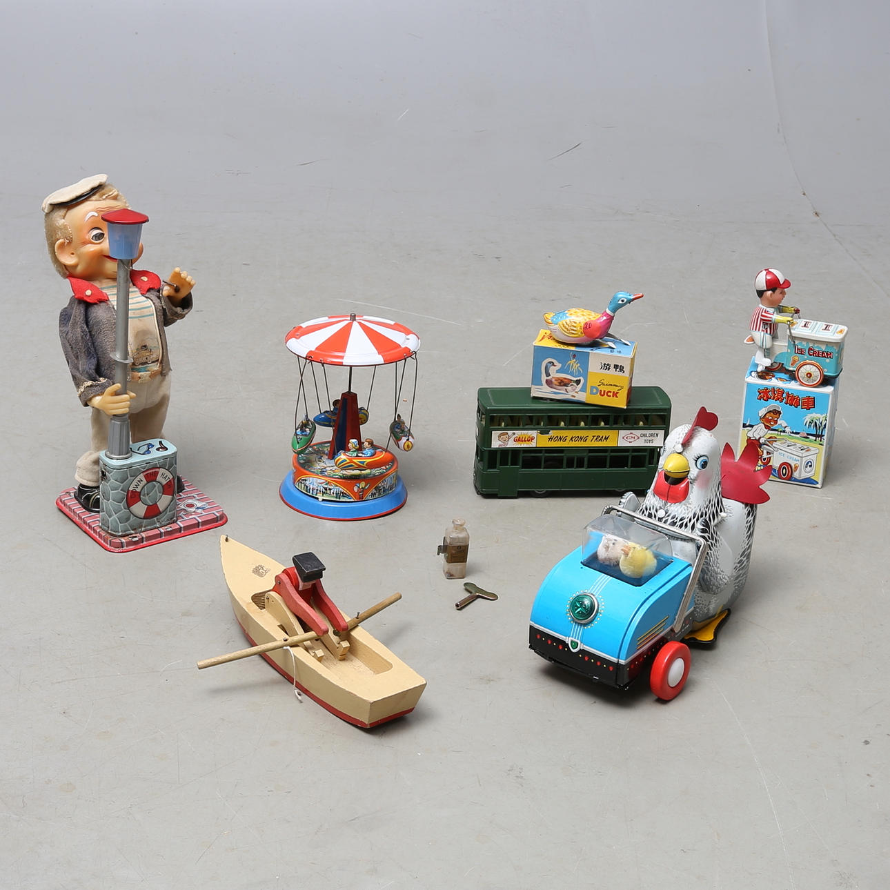 PARTI leksaker trä, plast och plåt. Bland annat karusell.