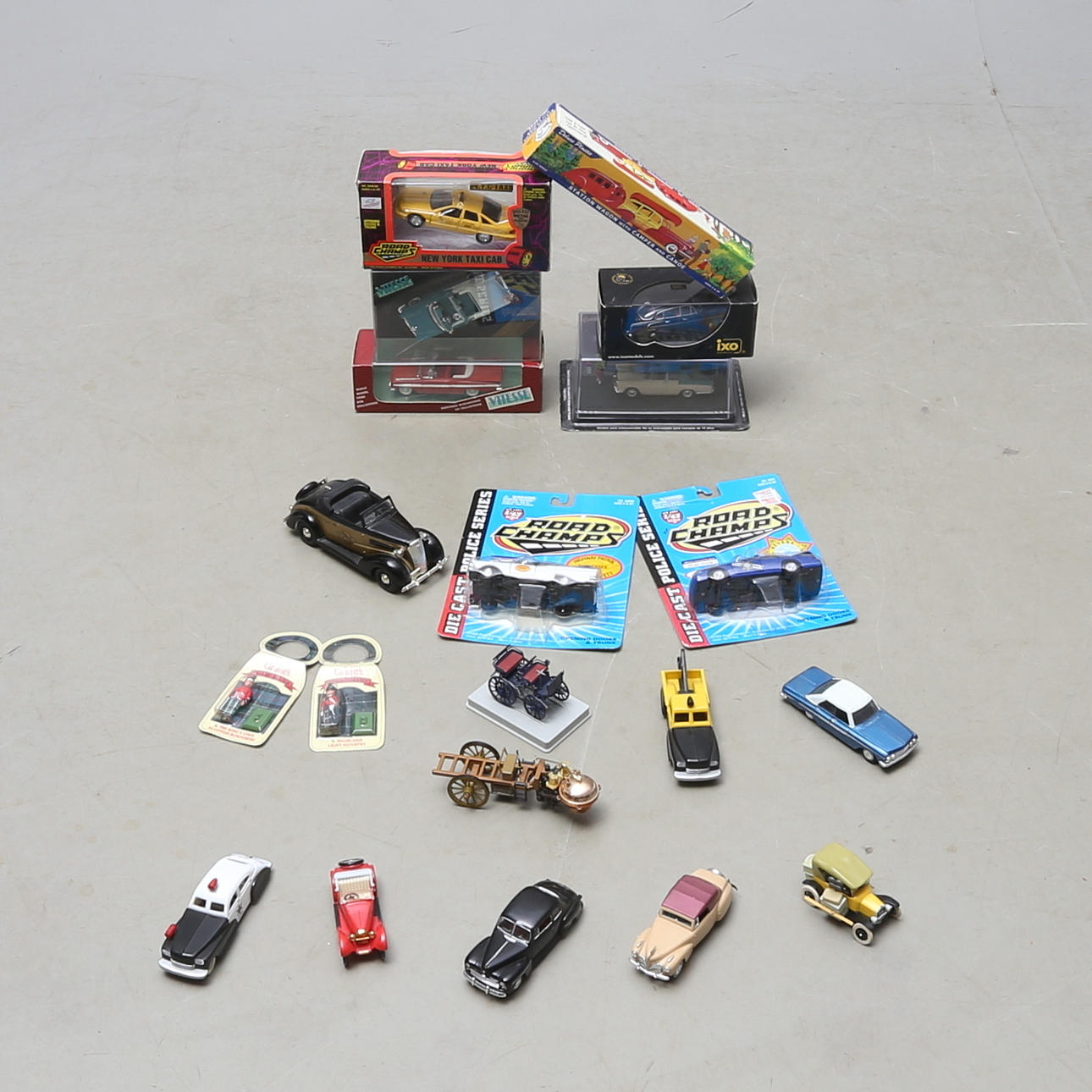 MODELLBILAR cirka 20 delar .Åtta i originalkartong.