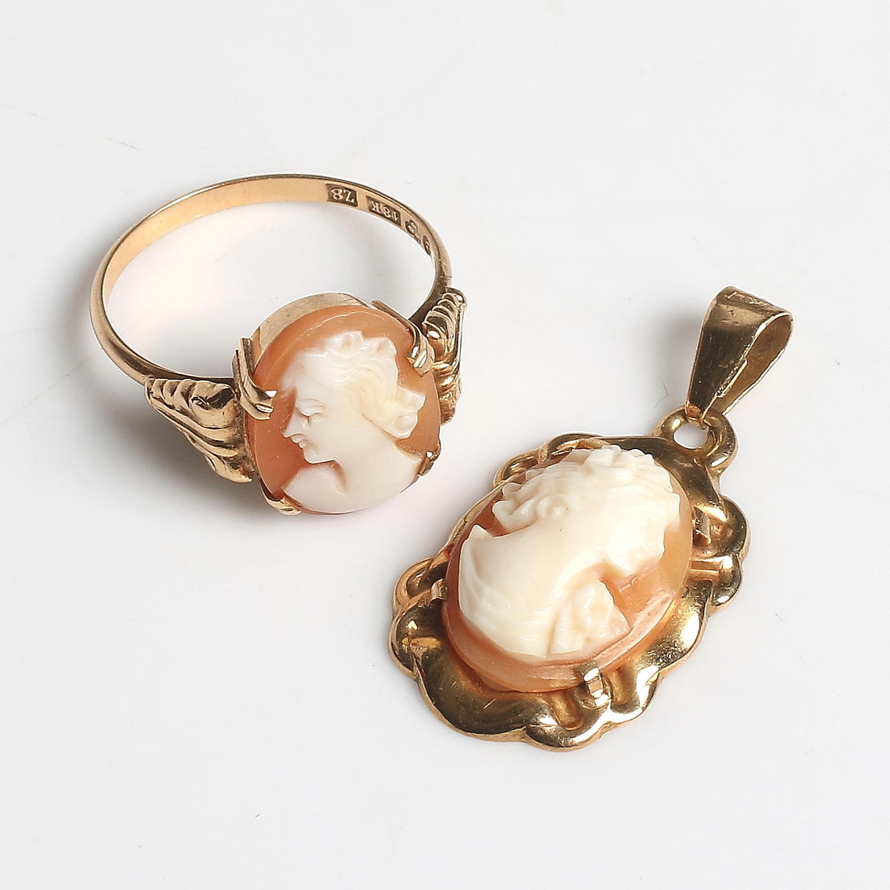 HÄNGE och RING, 18k guld med camé, Hugo Grun & Co Ab, Stockholm och Trege Svensson & Alexanderson G-B, Göteborg, 1948-1950. Totalvikt 6 gram.