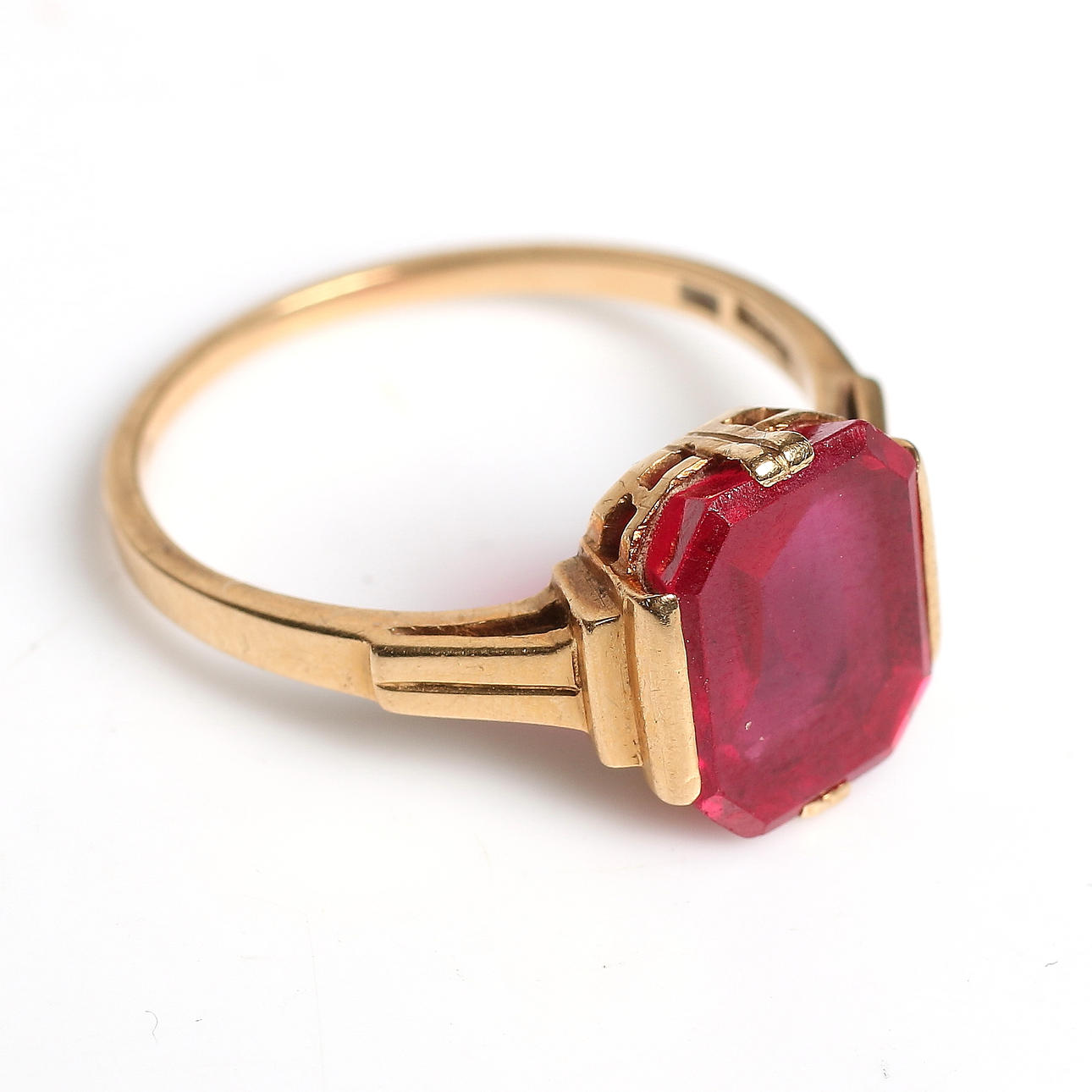 RING, 18k guld med röd sten, Art Deco, Guldvaruaktiebolaget G. Dahlgren & Co Ab, Malmö, 1933. Totalvikt 3 gram.