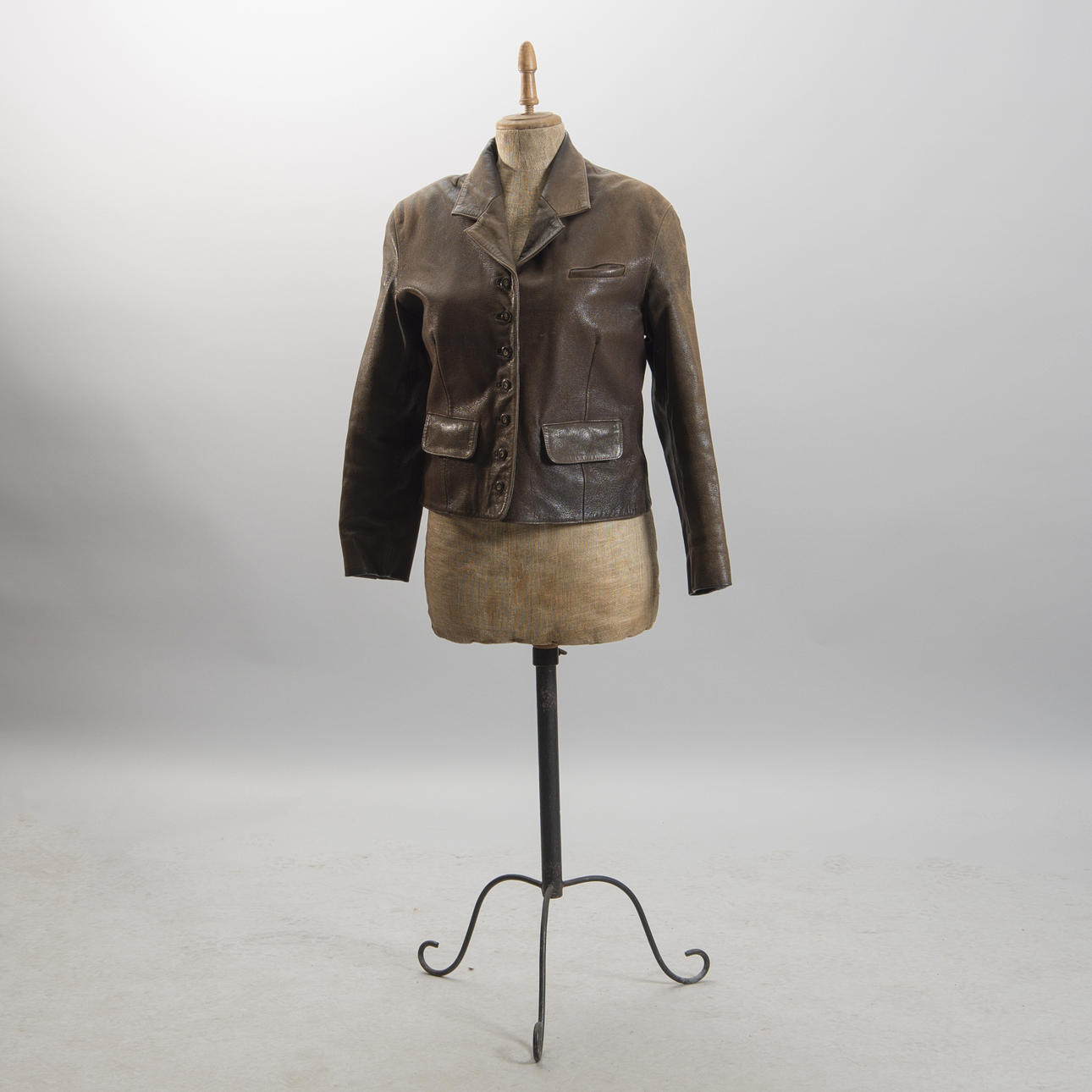 JACKA, brunt skinn, Saki.