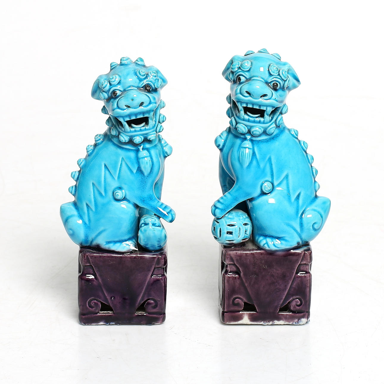 FOHUNDAR, 2 st, porslin, Kina, 1900-talets andra hälft.