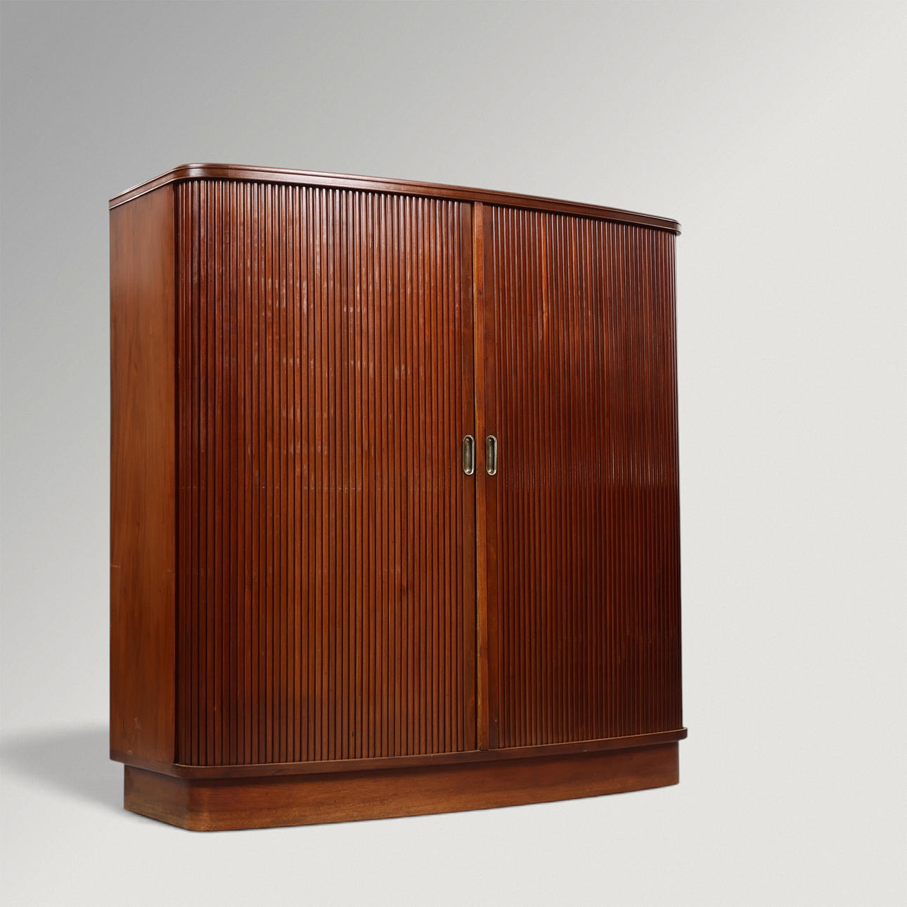 Jalousiskåp av mahogny med välvd front, 1940-tal, dansk möbeldesign