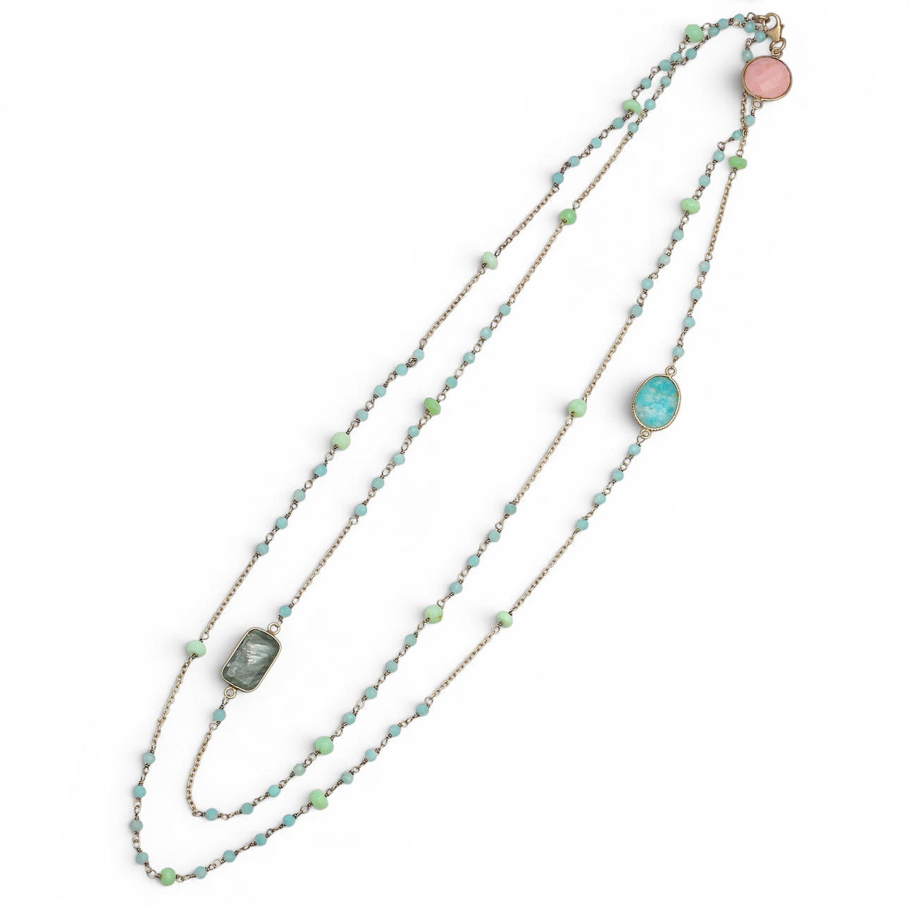 Långt halsband med ädelstenar.
