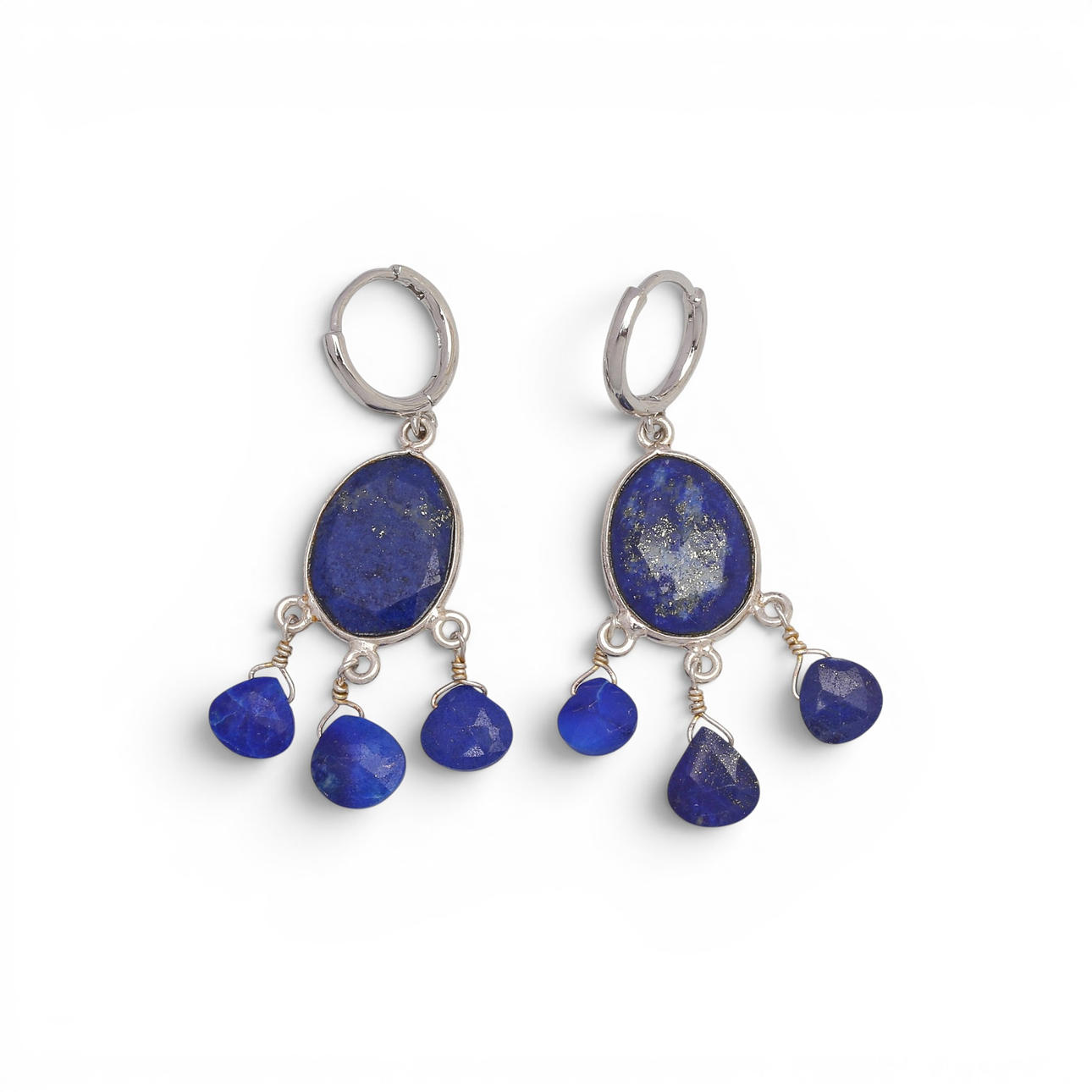 Örhängen med lapis lazuli.