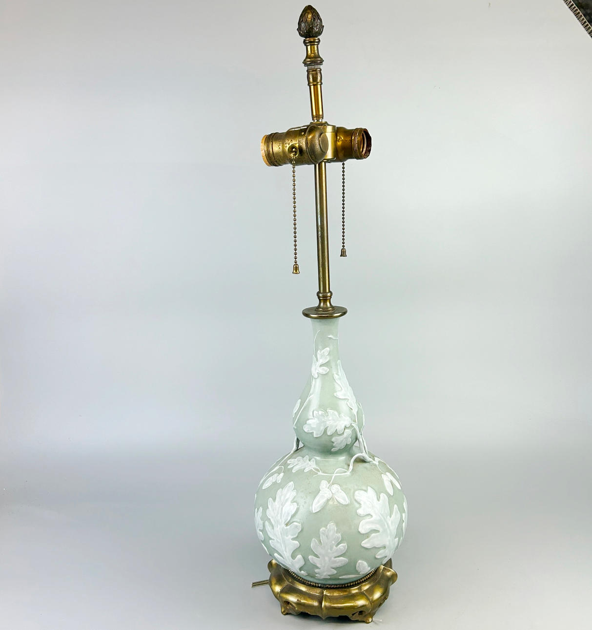 CHINESE PORCELAIN & BRONZE TABLE LAMP.