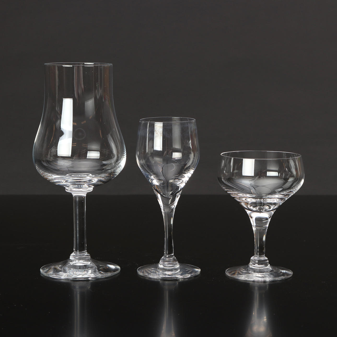 TABLEWARE, ORREFORS, 20 pcs. Clear glass, including "Elixir" wine tasting glasses, designed by Gunnar Cyrén.