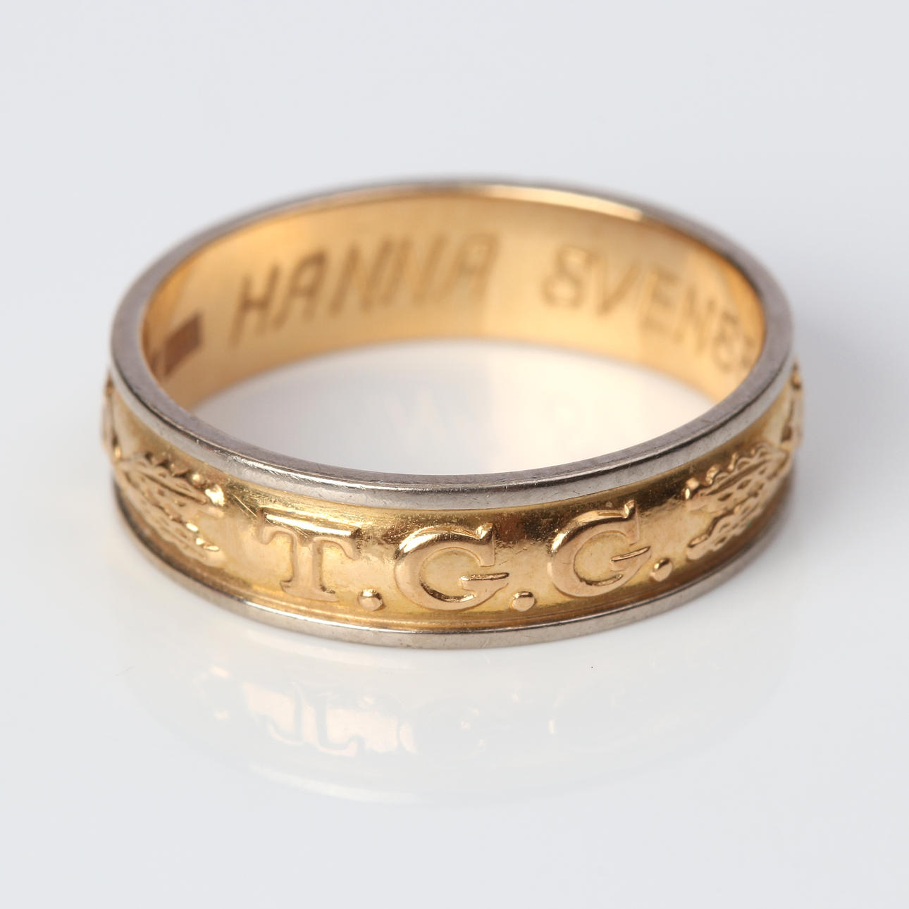 ENGINEER'S RING. 18k gold, weight 4.0 grams.