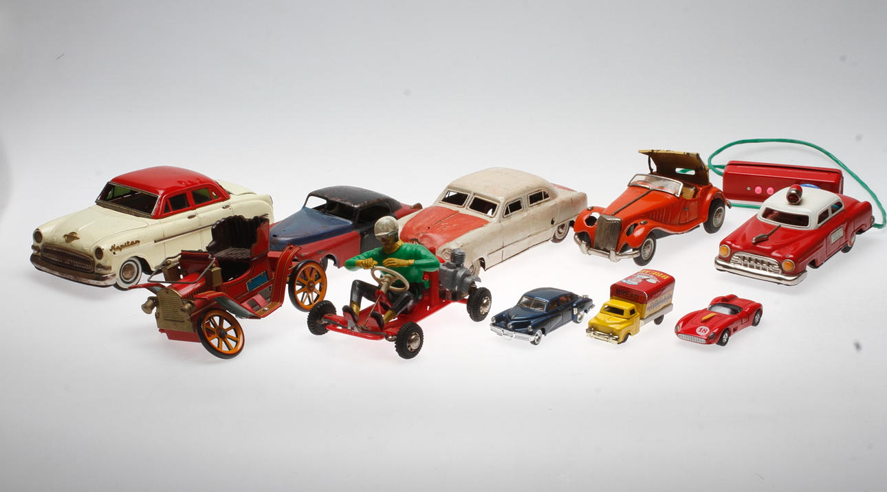 LEKSAKER,10 delar, bilar, plåt/plast, 1900-tal.