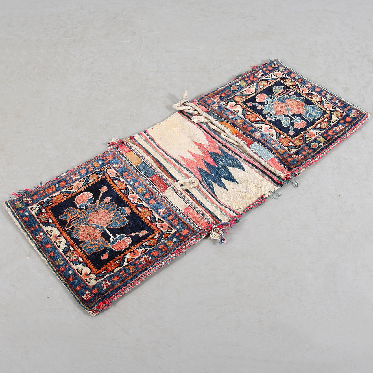 KAMELVÄSKA, orientalisk, 1900-tal.