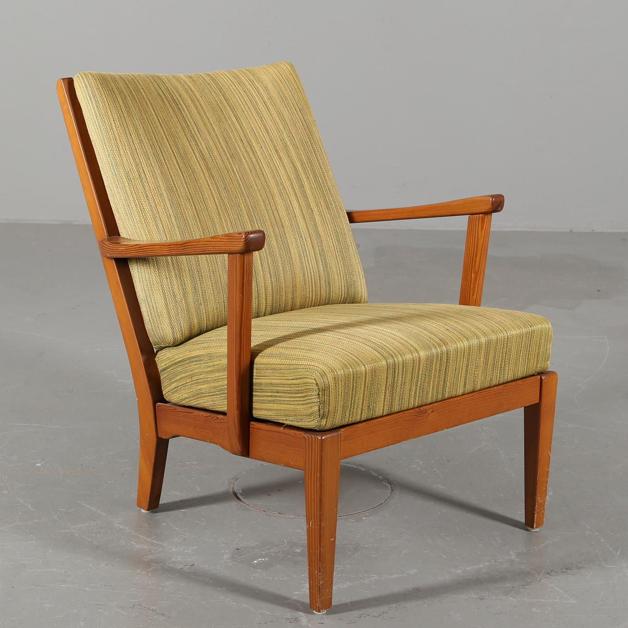 FÅTÖLJ, furu, grön textilklädsel, "Svensk Fur" 1900-talets andra hälft.