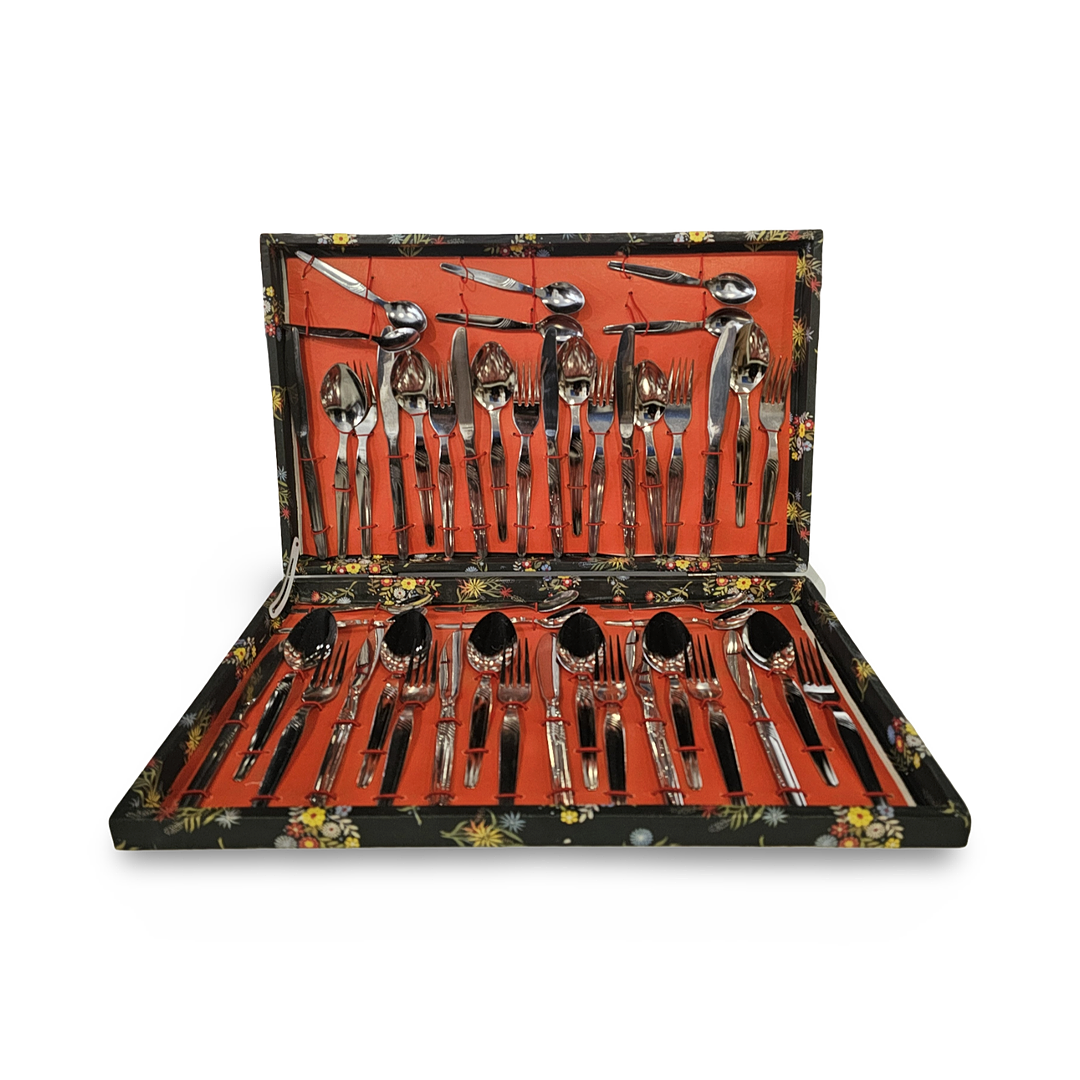 Silver-plated nickel silver cutlery set with original case.
