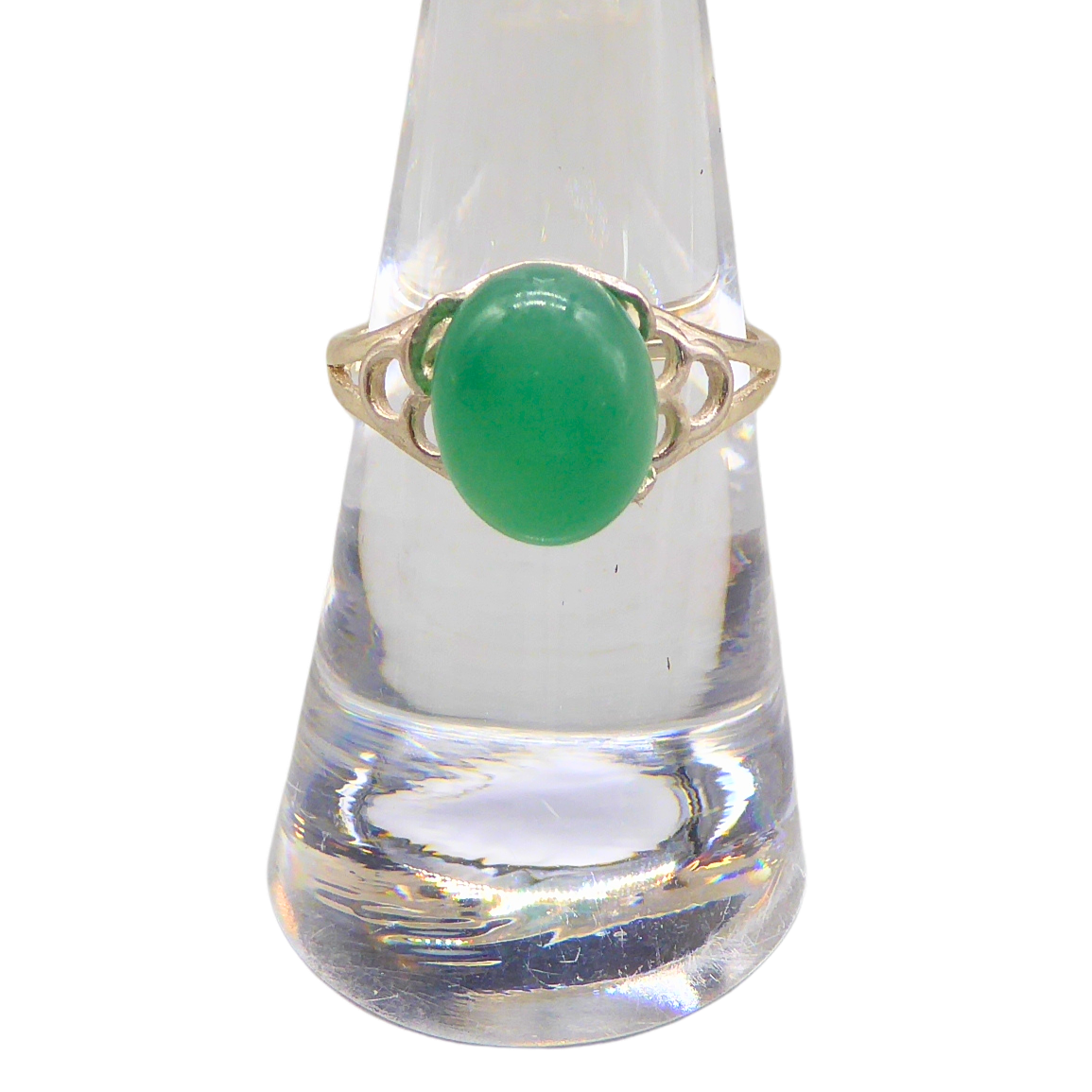 925 STERLING SILVER RING WITH A GREEN STONE.