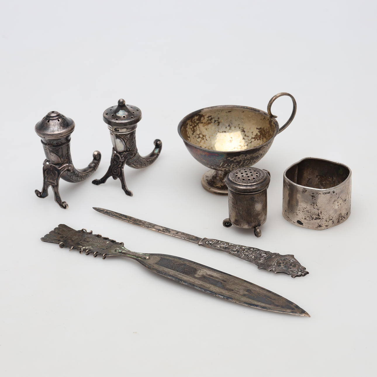 SILVER ITEMS 7 pieces, gross weight approx. 138 grams.